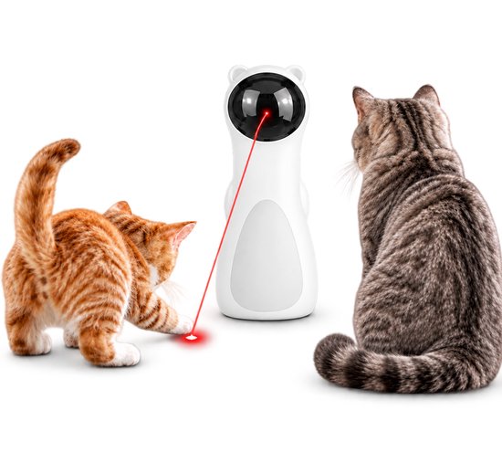 Witte kattenlaser in beervorm met zwarte ogen, projecteert rode laserstraal. Een oranje kitten jaagt op de laser, een grijze kat kijkt toe.