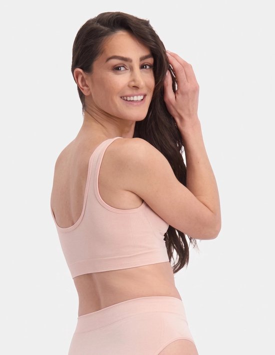 Lichtroze naadloze BH van bamboe met ronde hals en een Racerback-stijl rugpand. Zachte, geribbelde stof.