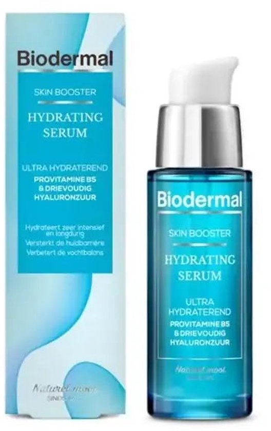 Biodermal Skin Booster Hydrating Serum: een flesje met pompdispenser, met blauwe en witte verpakking. Bevat Provitamine B5 & Drievoudig Hyaluronzuur.