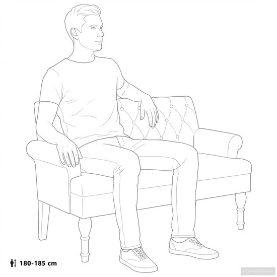 Man van 180-185 cm zittend op een taupe stoffen tweepersoonsbankje met gecapitonneerde rugleuning en decoratieve poten.