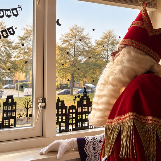 Raamsticker van silhouetten van huizen met Sinterklaasfiguren en sterren. Met de tekst 'Kom erbij!'