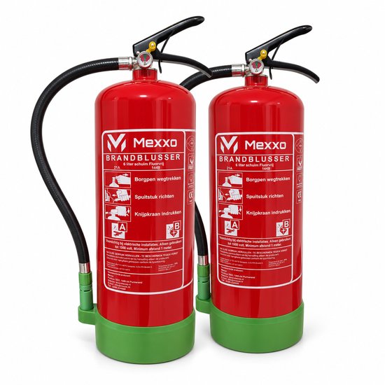 Twee rode Mexxo schuimblussers van 6 liter, met groene bodem en zwarte slang.