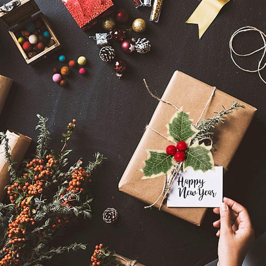 30 stuks kerstsimulatie hulstbessen met groene bladeren, kunstmatige hulstbessen groene bladeren voor bruiloft kerstkrans arrangement, taarttoppers ambachtelijke feestdecoraties, kunstmatig rood fruit — afbeelding 2