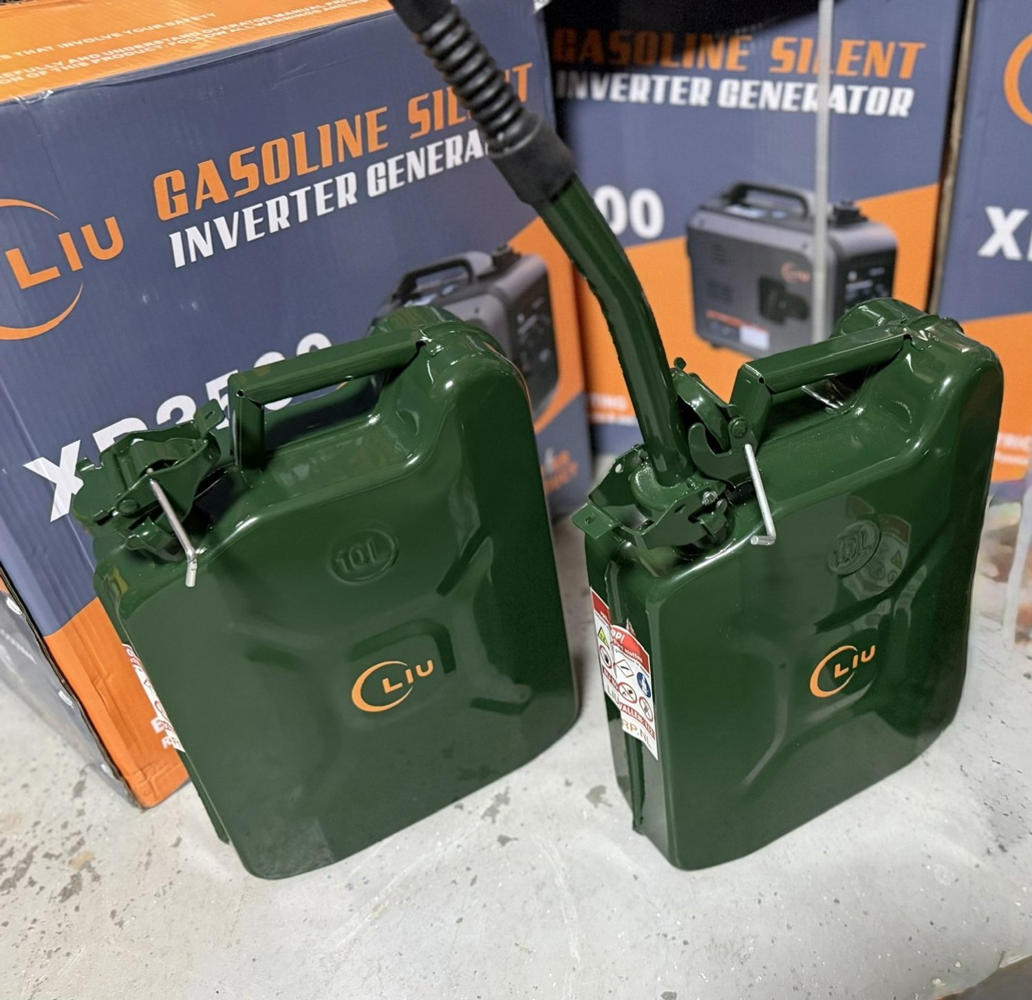 2 x LIU CORP Metalen Jerrycan 10L -Vertical - Army green + 2 schenktuiten!!