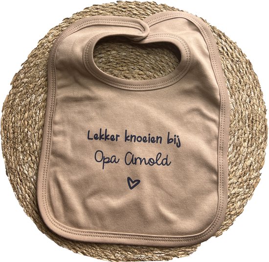 Slab - Mokka - met tekst "Lekker knoeien bij" - gepersonaliseerd met zelf in te vullen naam - drukknoopsluiting - 100% katoen - gepersonaliseerde slab - slabbetje met tekst van Simply for babies. — afbeelding 3