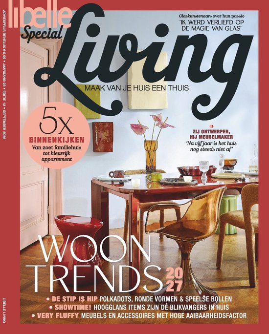 Libelle Special Woon Trends 2027: een tafel met stoelen, glaswerk en decoraties in een woonkamer.