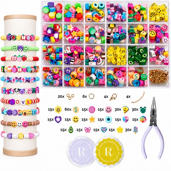 Set met veel kleurrijke polymeerkralen in diverse vormen zoals fruit, smiley's en letters, inclusief gouden sieraden-accessoires en gereedschap.