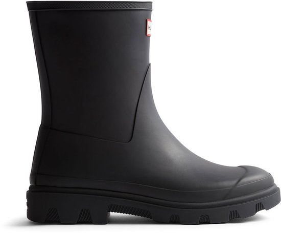 Zwarte Hunter regenlaars met dikke zool, rood/wit logo en witte achtergrond.