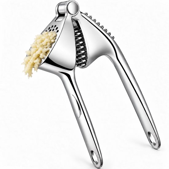 Zilverkleurige knoflookpers met geperste knoflook die eruit komt.