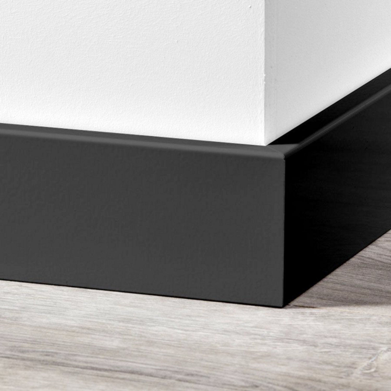 MDF Moderne plint 55x9 voorgelakt RAL 9005 - Per 5 stuks 2,4m