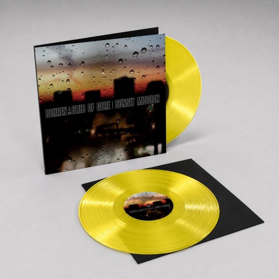 Vinyle Bohren & Der Club Of Gore - Sunset Mission avec disques jaunes et pochette illustrant la pluie sur la ville.