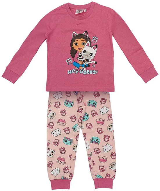 Een roze pyjama met lange mouwen. Het shirt heeft een print van Gabby en een kat. De broek heeft een print van katten en pootafdrukken.