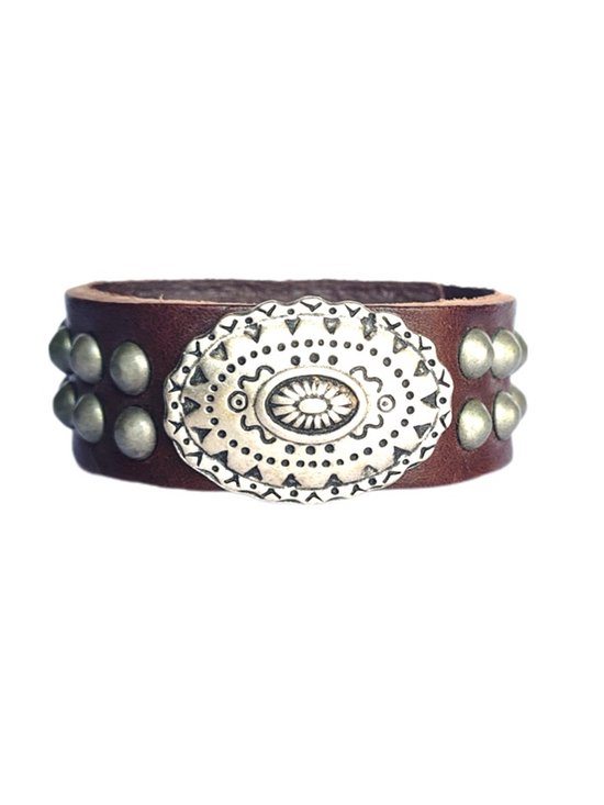Bruin leren armband met zilverkleurige studs en een gedetailleerd ovaal metalen middenstuk.