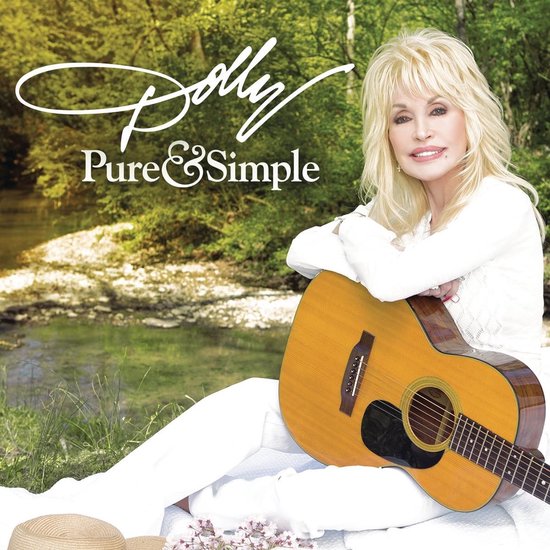 Dolly Parton avec une guitare, assise dans un environnement naturel. Texte : Dolly Pure & Simple.