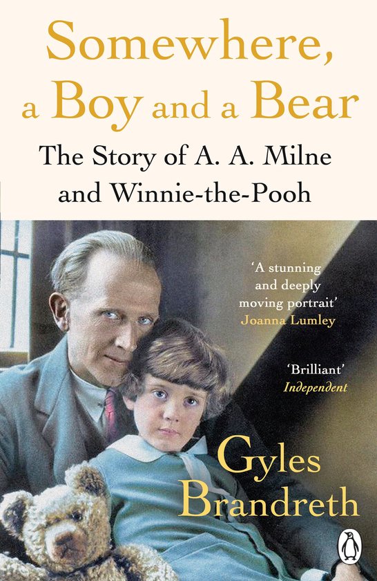 Boekomslag met een foto van een man met een jongen en een teddybeer. Titel: 'Somewhere, a Boy and a Bear' door Gyles Brandreth.