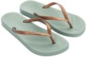 Lichtgroene Ipanema teenslippers met bronzen bandjes.
