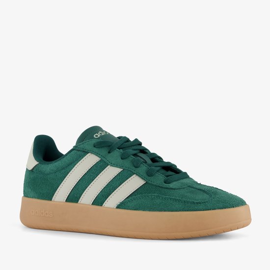 Groene suède Adidas sneaker met witte strepen en lichtbruine zool, zijaanzicht.