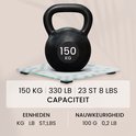 Witte digitale weegschaal met pixelpatroon met een zwarte kettlebell van 150 kg erop. Capaciteit 150 KG, 330 LB, 23 ST 8 LBS.