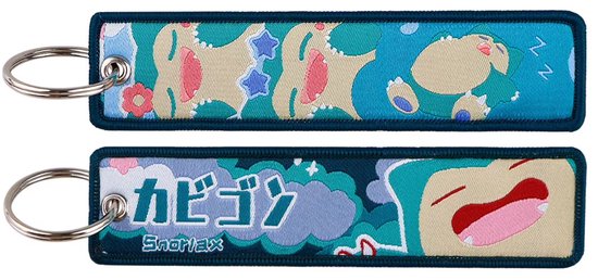 Porte-clés avec Snorlax endormi, texte japonais "カビゴン" et "Snorlax".