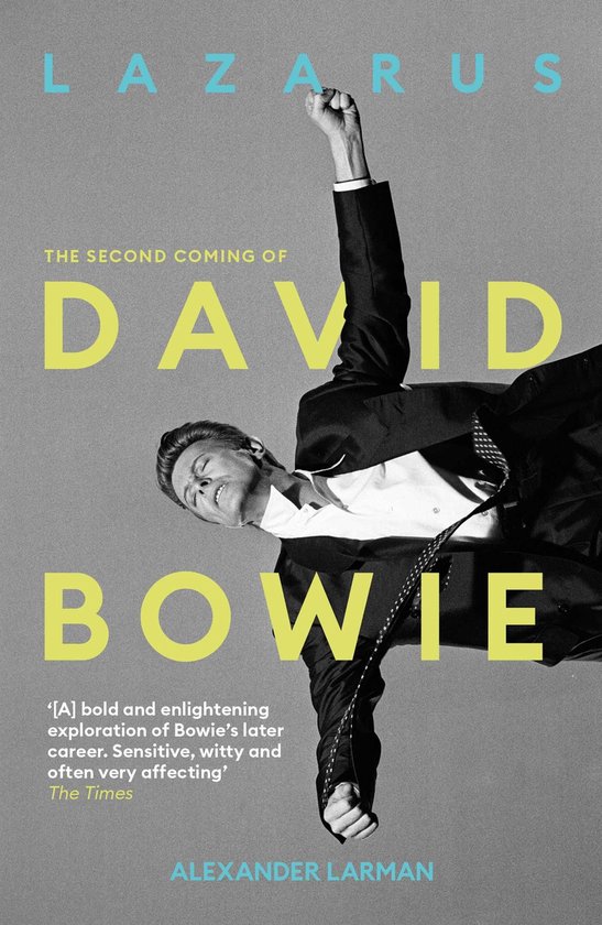 Boekomslag 'Lazarus: The Second Coming of David Bowie' met een zwart-witfoto van David Bowie die naar de hemel reikt, met de titel en citaten in geel en blauw.