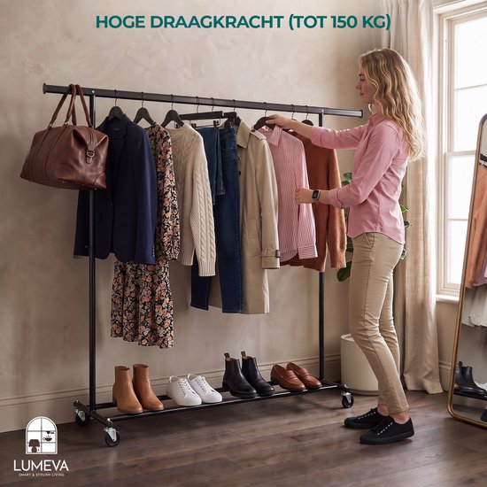 Een vrouw met blonde haren kijkt naar kleding aan een zwart rek. "Hoge draagkracht".