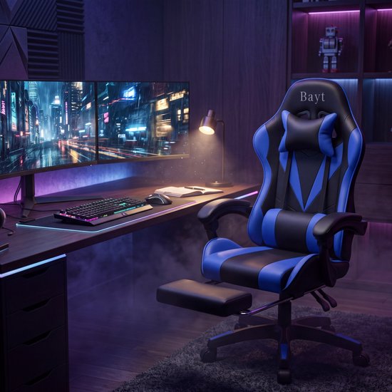 Een comfortabele zwarte en blauwe gamingstoel met uitschuifbaar voetensteun staat bij een bureau met dubbele computerschermen.