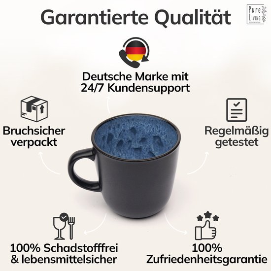 Een donkerblauwe aardewerken mok, 435 ml. De mok is 'Bruchsicher verpackt', '100% Schadstofffrei & lebensmittelsicher', 'Regelmäßig getestet' en '100% Zufriedenheitsgarantie'.