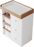 Witte commode met houten bovenkant, drie lades met gouden handgrepen en open schappen aan de zijkant.