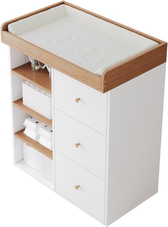 Witte commode met houten bovenkant, drie lades met gouden handgrepen en open schappen aan de zijkant.