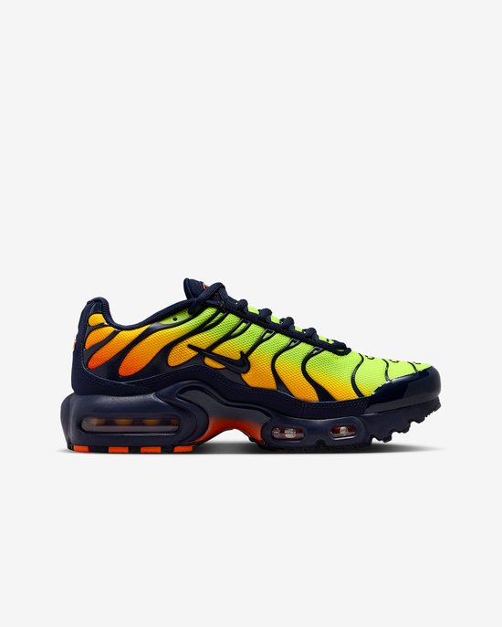 Donkerblauwe Nike Air Max Plus sneaker met geel-groen en oranje vlammenpatroon. Donkerblauwe zool en Swoosh.
