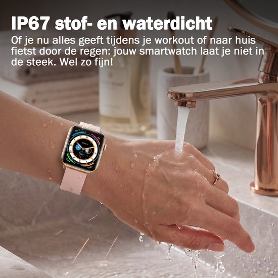 Gouden smartwatch met roze band, onder een waterstraal voor demonstratie van waterdichtheid.