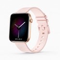 Gouden smartwatch met een lichtroze siliconen band en een wijzerplaat met een gekleurd patroon van stippen.