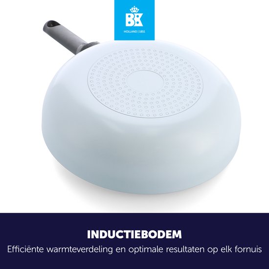 Onderkant van een blauw-grijze BK pan met een cirkelvormig patroon voor inductie. Efficiënte warmteverdeling.