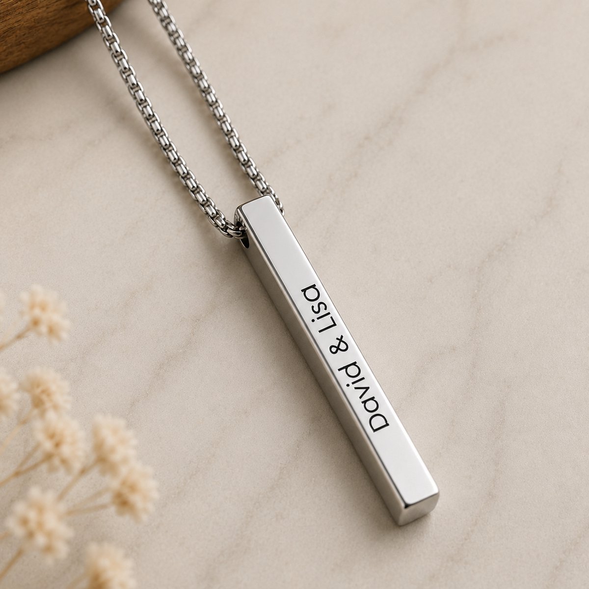 Engravia by Derya – Gepersonaliseerde Unisex Ketting – RVS Bar Ketting met Eigen Gravure – 4 Zijden Graveerbaar – 70 cm – Zilverkleurig – Cadeau voor Hem & Haar