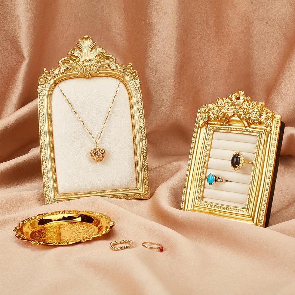 Set van 3 Vintage Sieraden Display Stands met Fluwelen Fotolijst en Gouden Dienblad voor Kettingen, Oorbellen en Ringen - Perfect voor Bruiloften, Verjaardagen en Retail Showcases