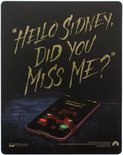 Achterkant Steelbook met 'Hello Sidney, Did You Miss Me?' tekst en een telefoon met bloederige oproep.