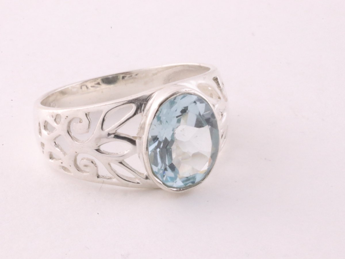 Opengewerkte zilveren ring met blauwe topaas - maat 16