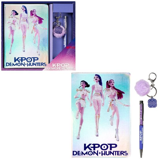 Carnet K-Pop Demon Hunters avec trois poupées en tenues blanches, stylo avec porte-clés pompon violet.