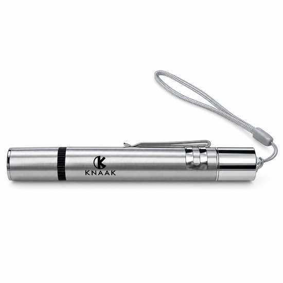 Zilverkleurige laserpen met KNAAK logo, zaklamp aan het uiteinde en polsbandje.