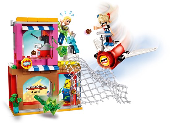 LEGO-scène: een meisje op een jetpack pakt een hamburger uit een roze met bruin gebouw, terwijl een ander meisje wordt aangevallen.