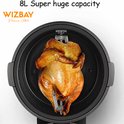 Grote zwarte airfryer met een hele geroosterde kip aan een spit, 8L capaciteit.