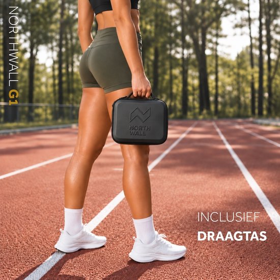 Vrouw met atletische bouw op een atletiekbaan, die een zwarte draagtas van Northwall vasthoudt. Inclusief draagtas.