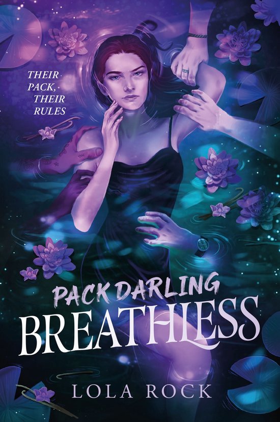 Une femme aux cheveux sombres dans une robe noire est allongée dans l'eau. Des fleurs violettes flottent autour d'elle. Texte : Pack Darling Breathless.