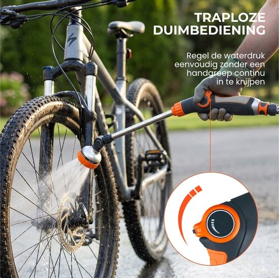 Een hand wordt getoond die een oranje en zwarte sproeikop gebruikt om een fiets af te spuiten. Er is ook een inzetstuk van de spuitkop.