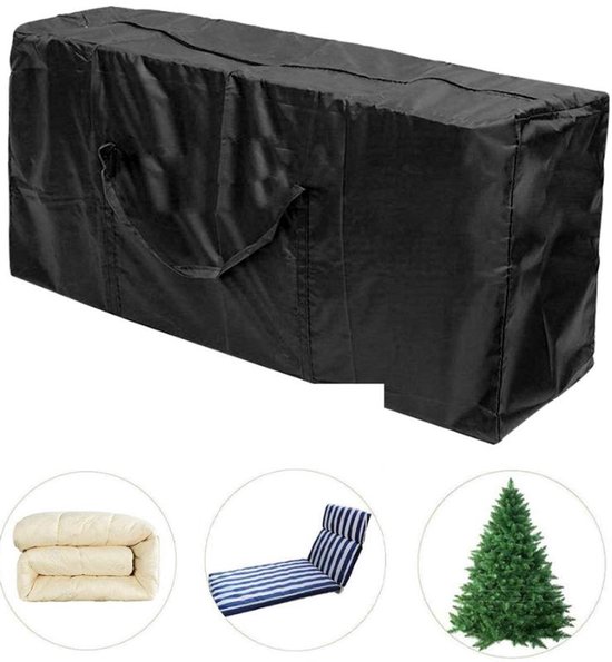 Zwarte hoes voor tuinmeubelkussen, met handgrepen. Hieronder een opgerold wit kussen, een gestreept ligbed en een groene kerstboom.