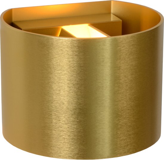 Cilindrische mat gouden wandlamp met verstelbare LED-lichtbron en een opaal witte diffuser.
