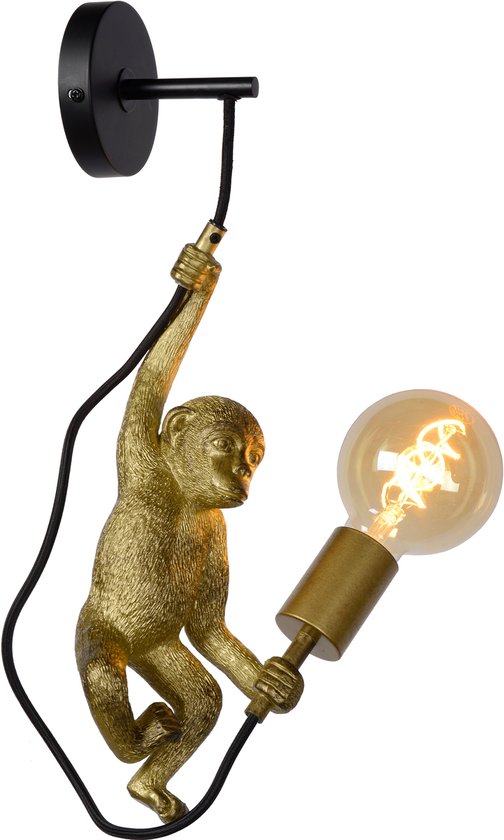 Gouden wandlamp in de vorm van een aap die aan een zwart koord hangt en een gloeilamp vasthoudt.
