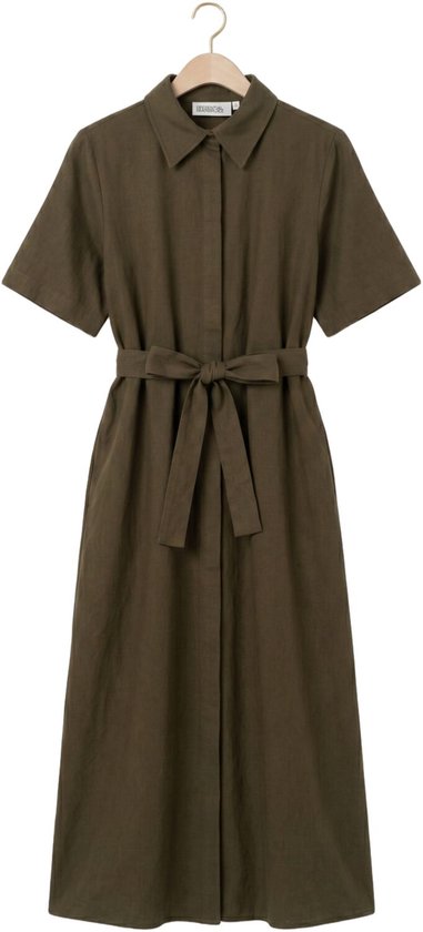 Robe vert foncé à manches courtes, col, boutons et ceinture nouée.