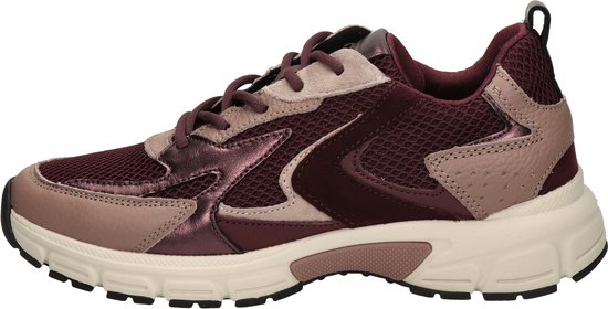 Wijnrode sneaker met taupe en metallic details, vetersluiting en witte zool.