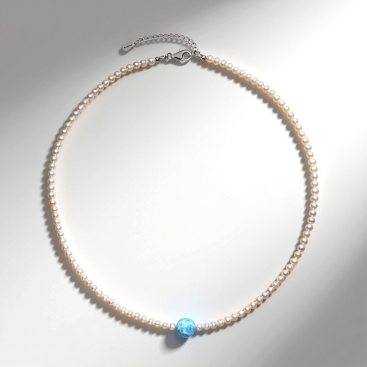 Cavill - 925 Sterling Zilver Halsketting - 8,5 ct Blauwe Larimar & Witte Zoetwaterparel - Verstelbaar 42-47 cm - Elegant Sieraad
